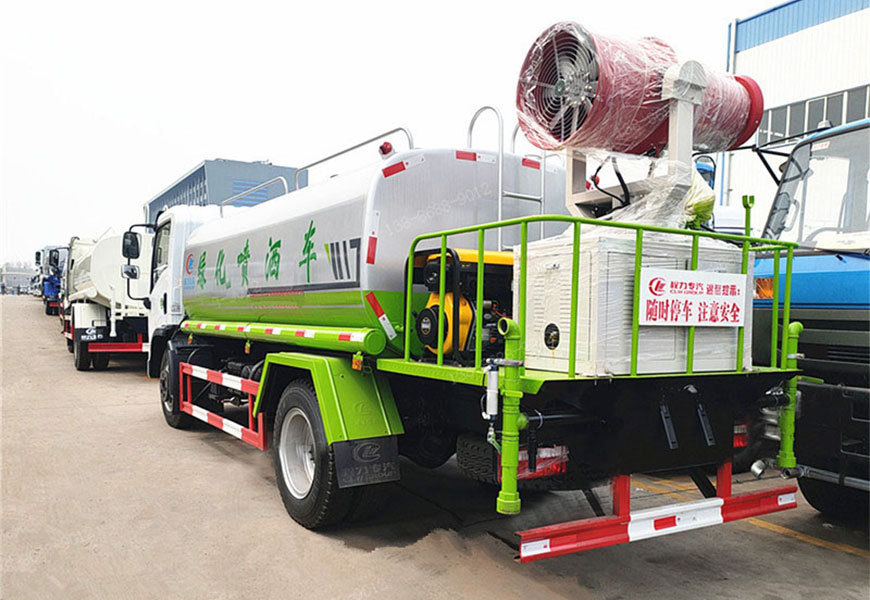 東風福瑞卡9方灑水車后方圖