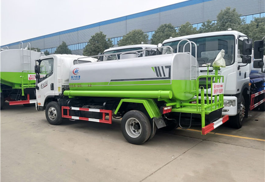 解放5噸灑水車后方展示圖