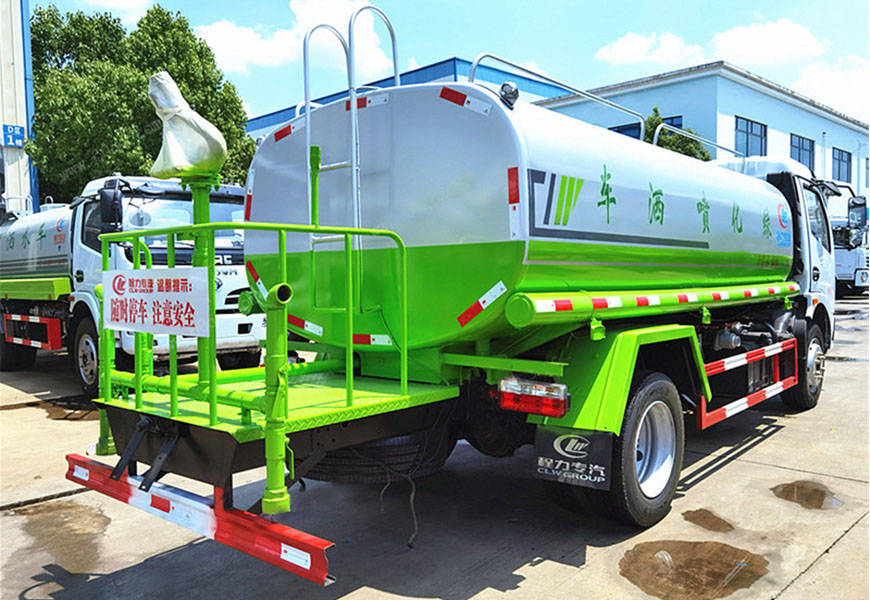 東風(fēng)凱普特灑水車后面圖